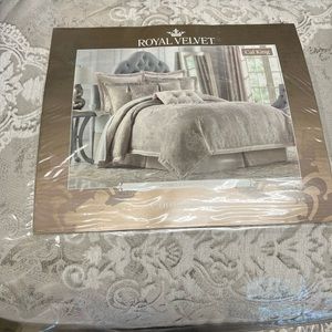 Royal velvet California kind comforter